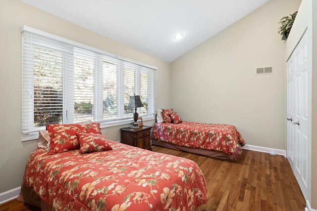 living room featuring carpet flooring and ceiling fan