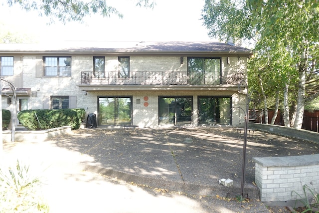 view of front of property featuring a balcony