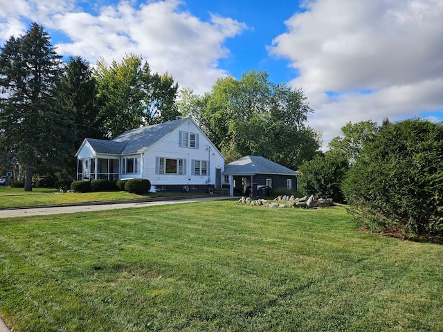 view of front facade featuring a front yard