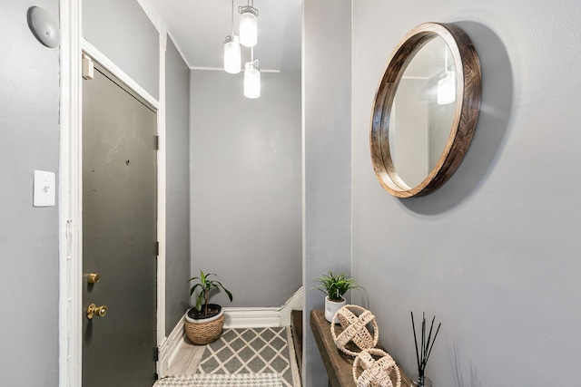 bathroom featuring crown molding