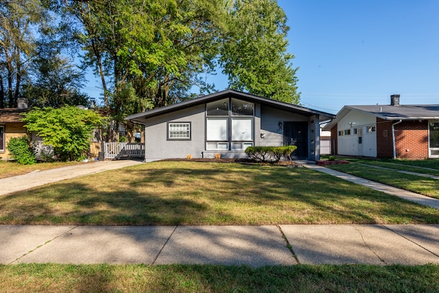 ranch-style house featuring a front lawn