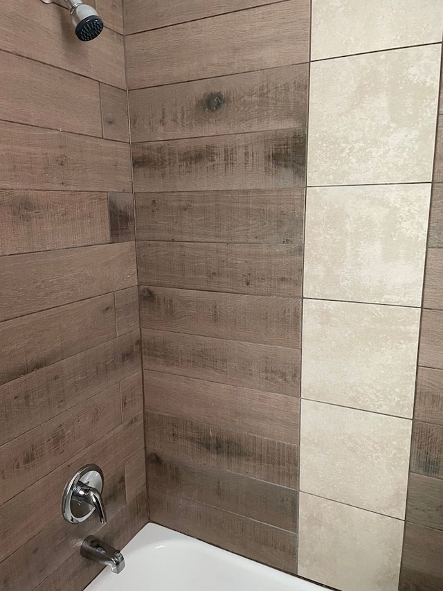 bathroom featuring tiled shower / bath