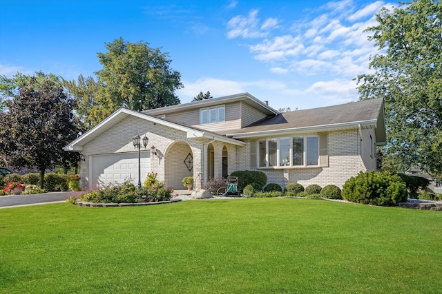 view of front of home featuring a front yard and a garage