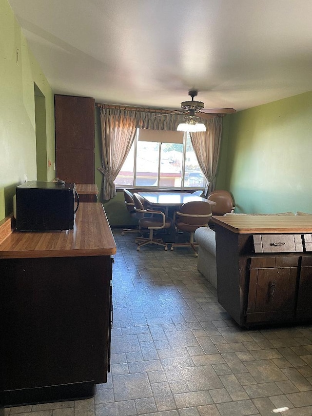 679 Manistee Ave, Calumet City, IL 60409 - living area featuring ceiling fan