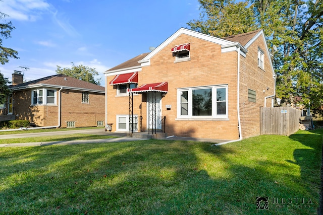 view of front of home featuring a front lawn