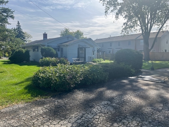 single story home featuring a front lawn