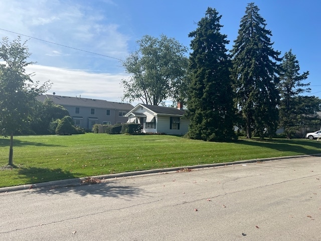 view of front of property featuring a front lawn