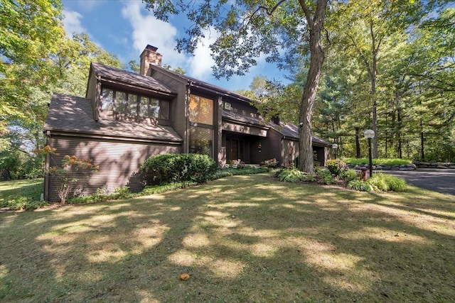 view of front of home featuring a front yard