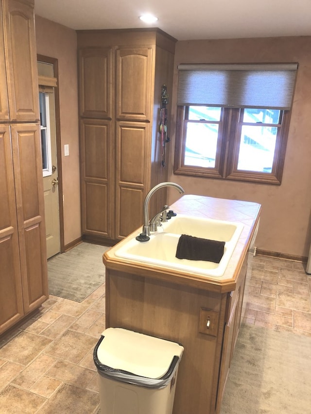 kitchen featuring sink and a kitchen island with sink