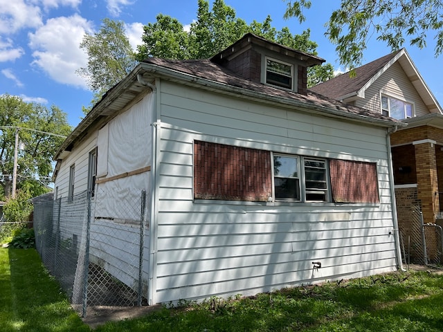 view of side of property featuring a yard