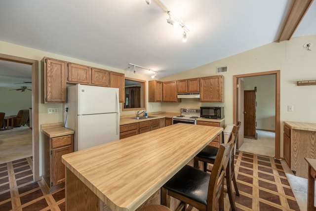 kitchen featuring electric range, sink, vaulted ceiling, white fridge, and ceiling fan
