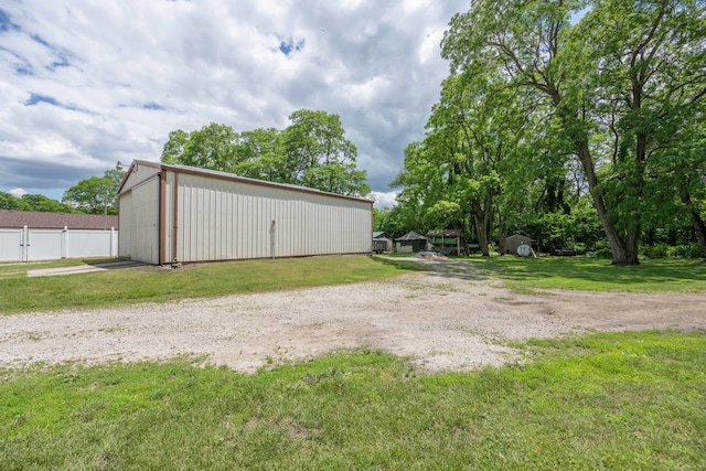 view of yard with an outdoor structure
