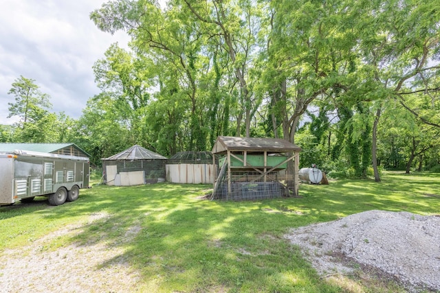 view of yard featuring a storage shed