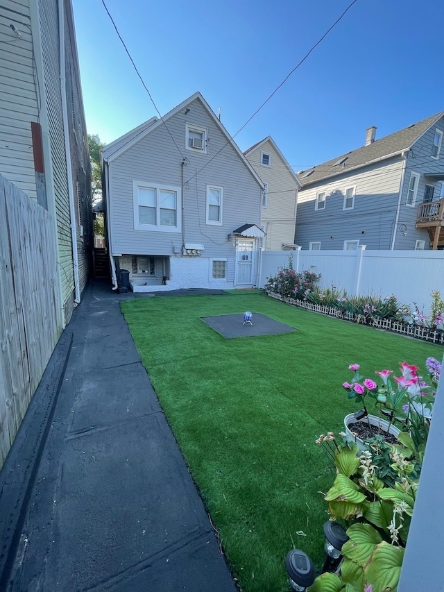 back of house featuring a lawn