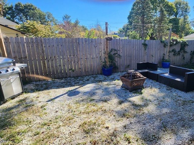 view of yard featuring an outdoor fire pit