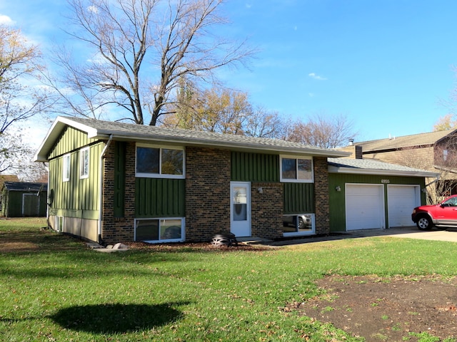 view of front facade with a garage and a front yard