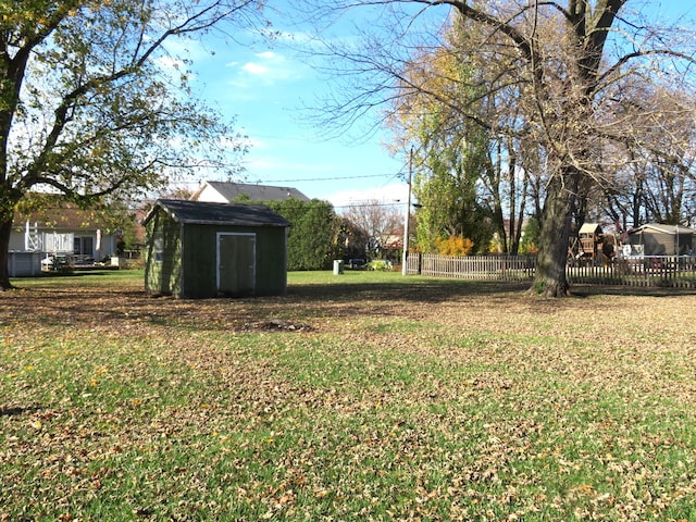 view of yard featuring a storage unit