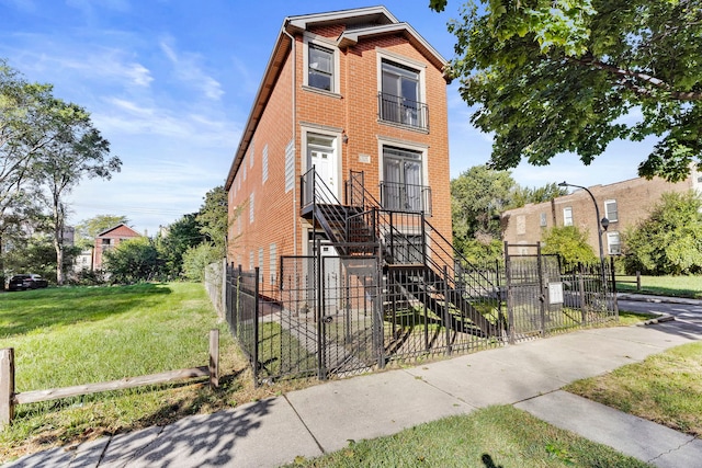 front of property featuring a front lawn