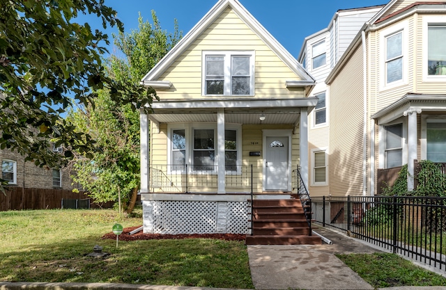 view of front of property with a front lawn and covered porch