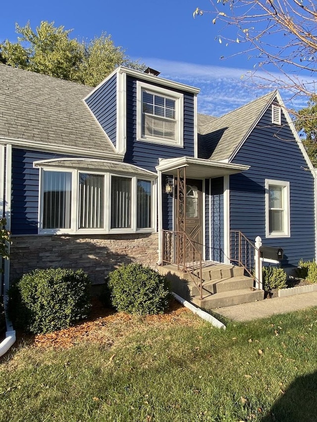 view of front of home featuring a front yard