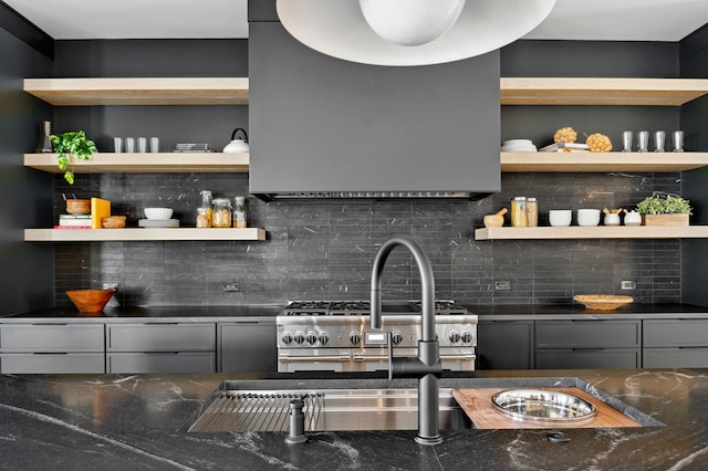 bar featuring backsplash