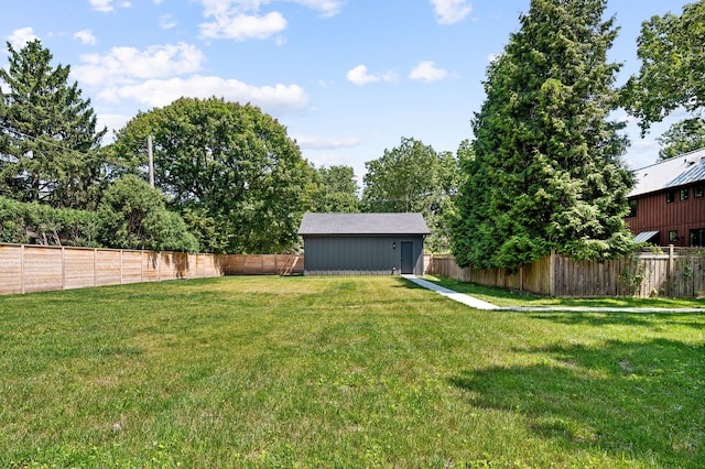 view of yard featuring a storage shed