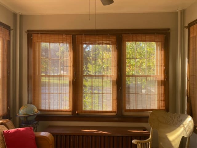 sunroom with ceiling fan