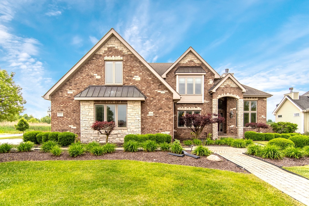 craftsman-style house featuring a front lawn