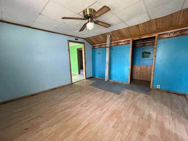 spare room featuring light hardwood / wood-style floors, a drop ceiling, and ceiling fan