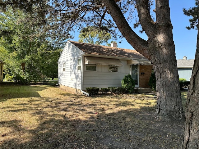 view of front of home featuring a front lawn