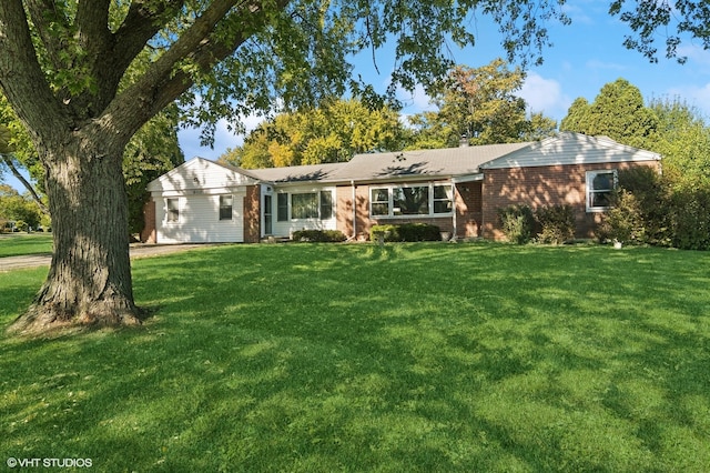 ranch-style home with a front yard