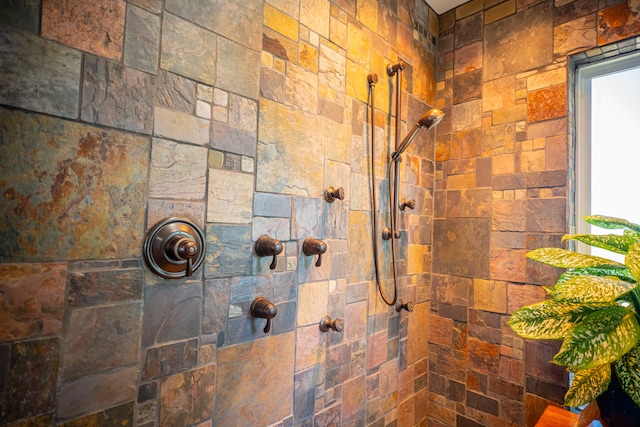 bathroom featuring a tile shower