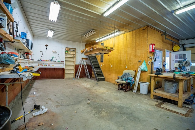 11971 W E Rd, Forreston, IL 61030 - garage with a workshop area