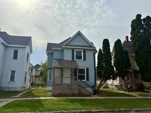 view of front of home featuring a front lawn