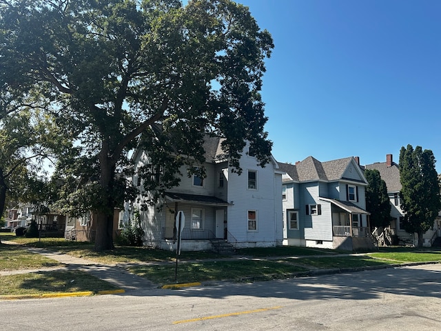 view of front of home featuring a front yard