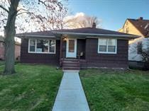 view of front of property with a front yard