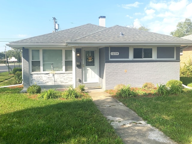 view of front of property with a front yard