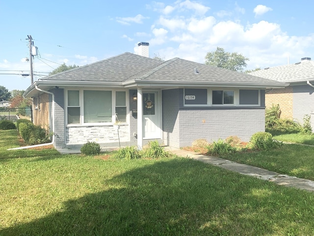 view of front facade featuring a front yard