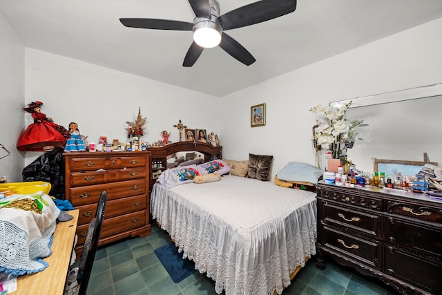 bedroom with ceiling fan