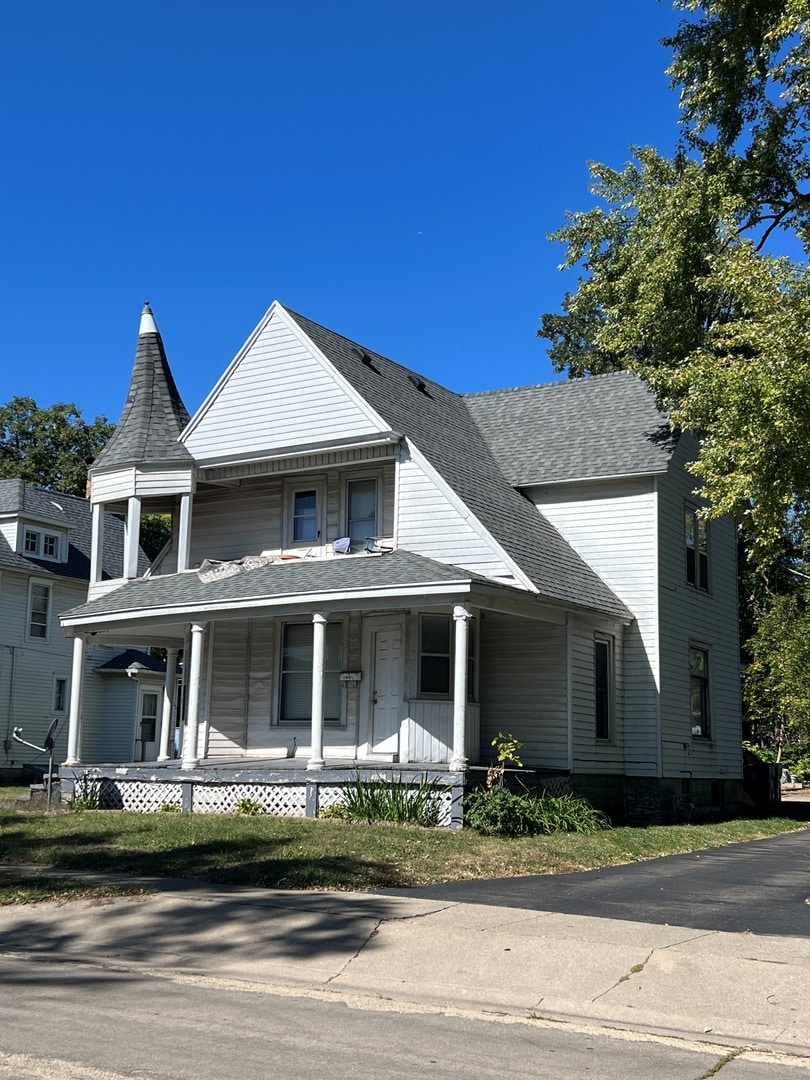 view of front of property with covered porch