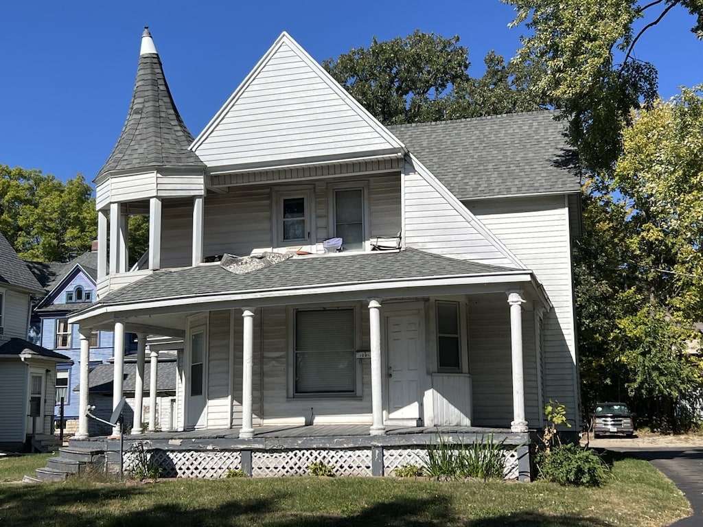 view of front of property featuring covered porch