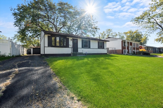 view of front of property featuring a front lawn