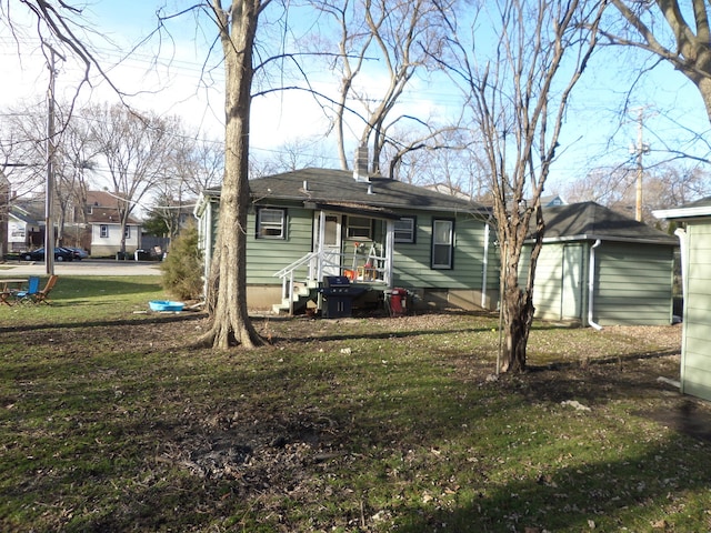 view of front of house with a front lawn