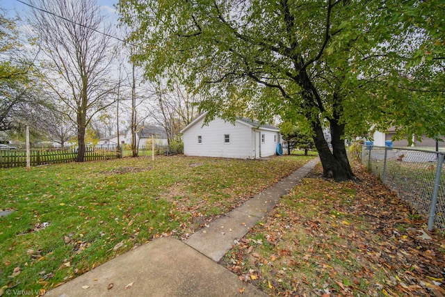 view of yard featuring an outdoor structure