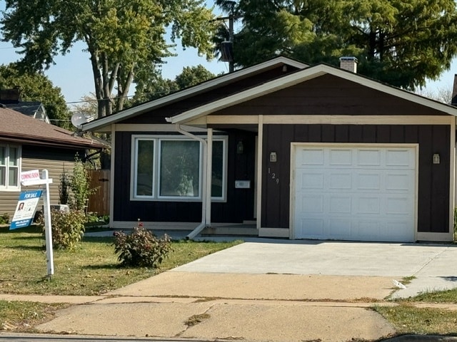 view of front of house with a front lawn and a garage