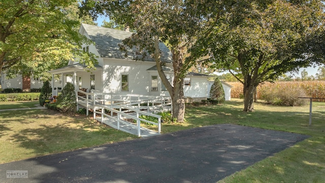 view of front of house featuring a front yard