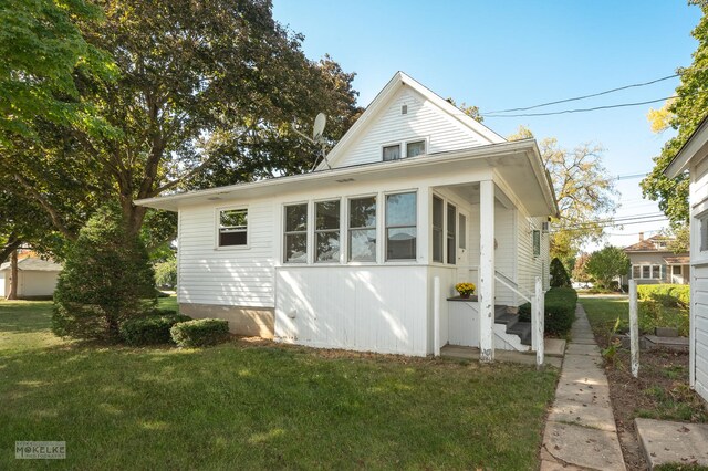 bungalow featuring a front yard