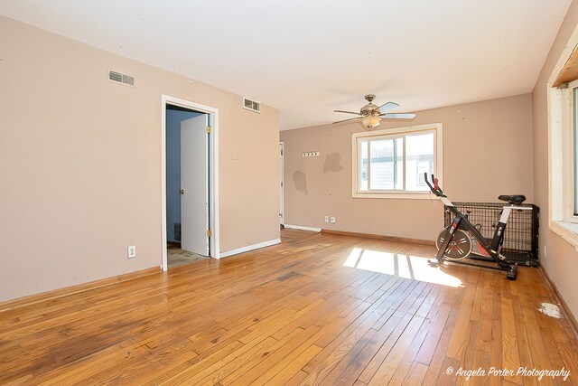 empty room featuring light hardwood / wood-style floors and ceiling fan