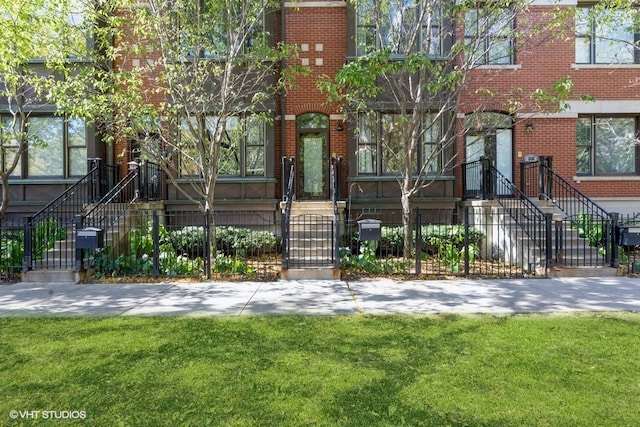 exterior space featuring a front yard