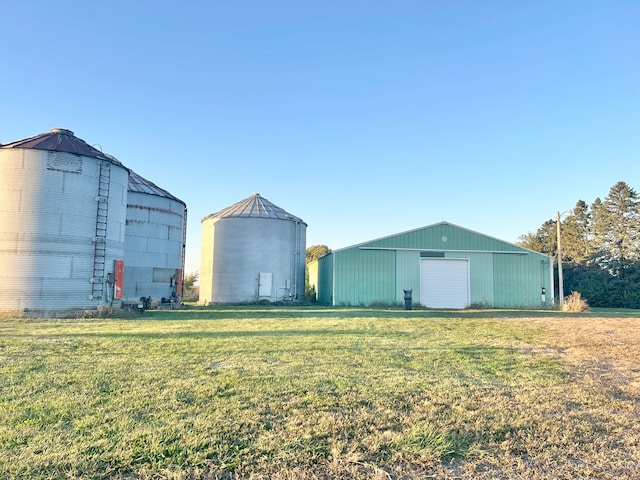 view of yard featuring an outbuilding